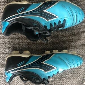 Diadora boys soccer cleats, blue, size 1.5